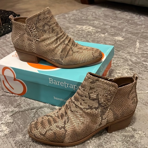 Brand new size 9 Booties by BareTraps - Picture 1 of 6